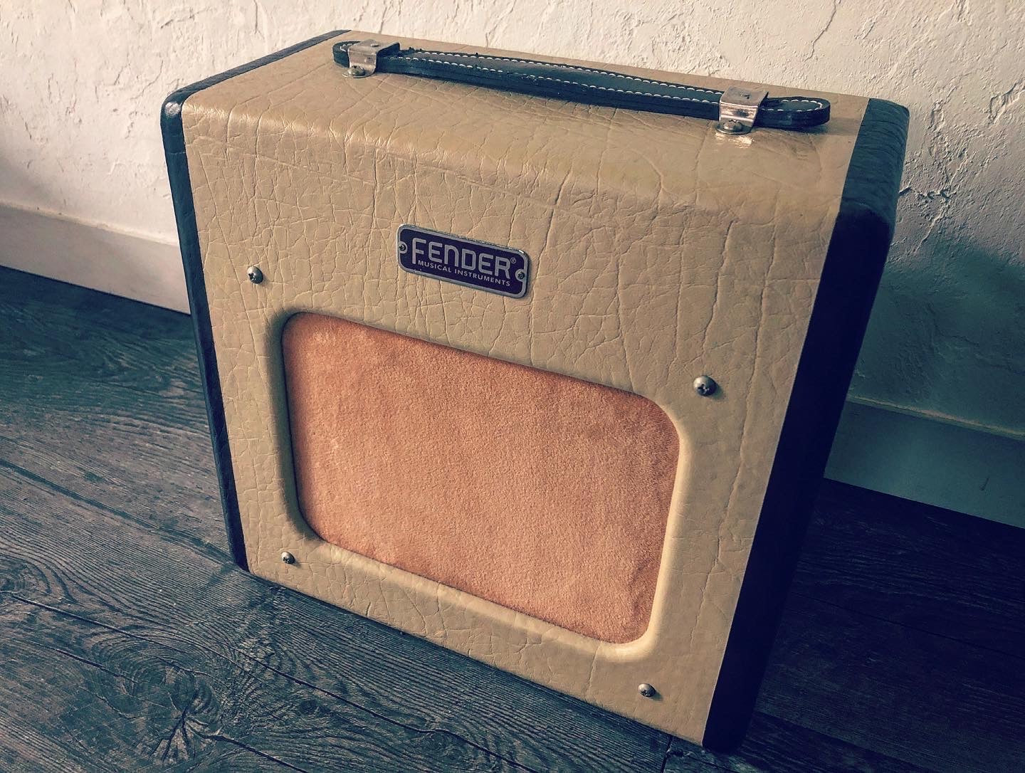 豊富な最新作フェンダー　Fender Champion 600 ビンテージ？　音出し不可　ジャンク　パーツ欠品　現状品　佐川急便対応のみ　川崎区　KK コンボ